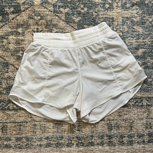 Lululemon Hotty Hot Short High Rise 4” inch White Size 6 EUC - Picture 1 of 3